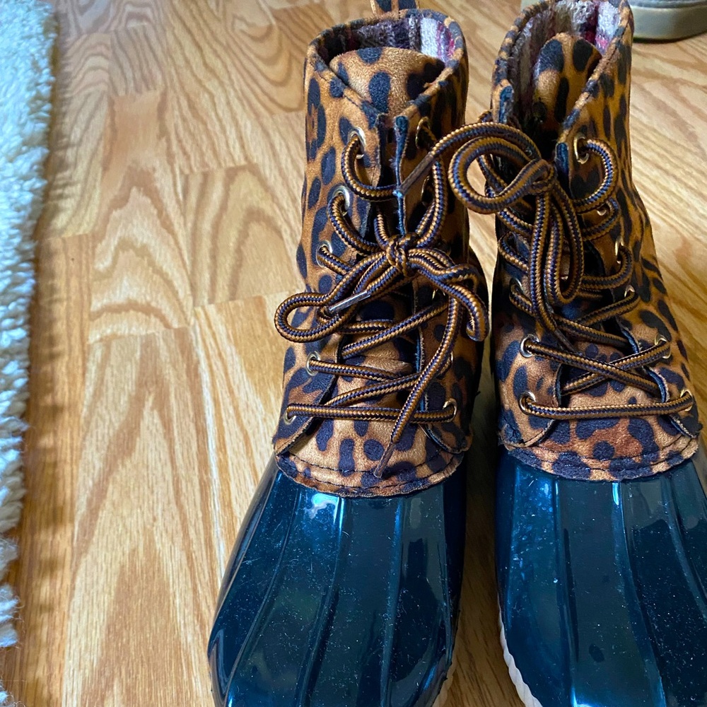 Yoki Leopard rain boots, size 9